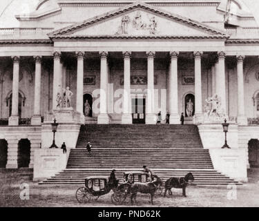 1870s TWO HORSE DRAWN CARRIAGES WAITING IN FRONT OF THE STAIRS TO THE CAPITOL BUILDING WASHINGTON DC USA - q73910 CPC001 HARS MAMMAL THE CAPITOL BLACK AND WHITE CARRIAGES OLD FASHIONED Stock Photo