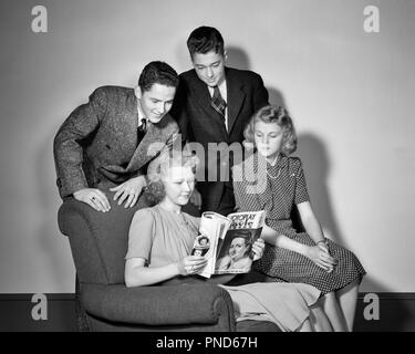 1940s GROUP 4 TEENAGERS READING MOVIE MIRROR PHOTOPLAY MAGAZINE GIRLS SITTING BOYS STANDING  - r5765 HAR001 HARS TEENAGE GIRL TEENAGE BOY ENTERTAINMENT B&W OVER SHOULDER STYLISH TEENAGED DRESSED UP JUVENILES TOGETHERNESS BLACK AND WHITE CAUCASIAN ETHNICITY HAR001 OLD FASHIONED Stock Photo