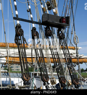 Detail of block and tackle controlling sails on S/V Denis Sullivan, Milwaukee, WI Discovery World schooner Stock Photo