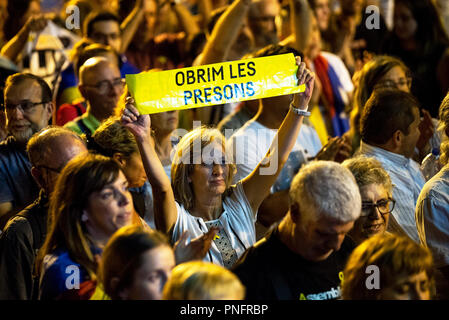 20 September 2018, Spain, Barcelona: A woman shows a sign with the inscription 'Let's open the prisons'. Under the motto 'We have been and will be again', people protest on the first anniversary of the referendum on independence from Catalonia. The demonstrators demanded, among other things, the release of prominent separatists from prison, including Jordi Sanchez and Jordi Cuixart, from the Catalan National Assembly and the Omnium Cultural. Photo: Nicolas Carvalho Ochoa/dpa Stock Photo