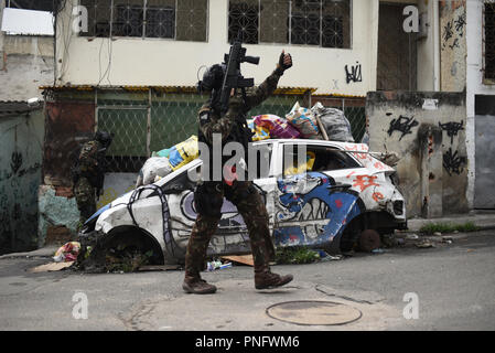 20 September 2018, Brazil, Rio de Janeiro: Brazilian soldiers standing guard during a counternarcotics operation in the Jacarezinho favela. Photo: Fabio Teixeira/dpa Stock Photo