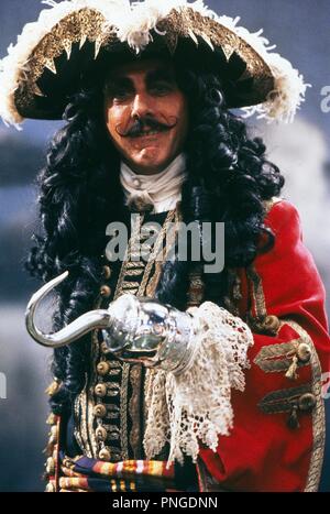 Dustin Hoffman Film: Hook (USA 1991) Characters: Capt. Hook Director:  Steven Spielberg 08 December 1991 **WARNING** This Photograph is for  editorial use only and is the copyright of TRISTAR PICTURES / MURRAY