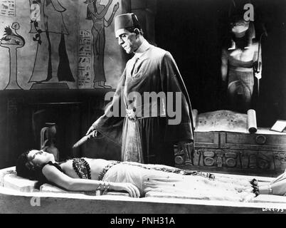 ZITA JOHANN, BORIS KARLOFF, THE MUMMY, 1932 Stock Photo - Alamy