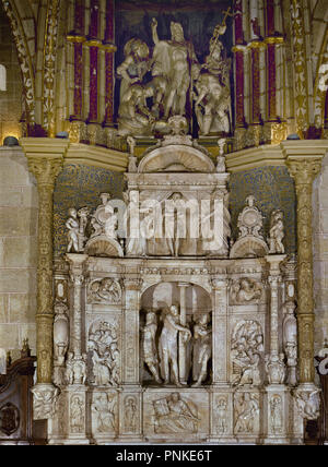 RETABLO DE SAN BERNABE REALIZADO EN ALABASTRO EN EL SIGLO XVI SITUADO EN LA SACRISTIA DE LA CATEDRAL DE AVILA - RENACIMIENTO ESPAÑOL. Author: FRIAS JUAN / VILLOLDO ISIDRO. Location: CATEDRAL-INTERIOR. SPAIN. Stock Photo