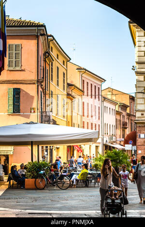 RAVENNA, ITÁLIA - 2 De Agosto De 2018: Moradores E Turistas Estão Andando  Na Rua Com Restaurante E Lojas Foto Royalty Free, Gravuras, Imagens e Banco  de fotografias. Image 106111991