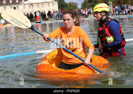 20 September 2018, Baden-Wuerttemberg, Ludwigsburg: Nicole Linzey takes part in the Pumpkin Regatta in the Blossoming Baroque in Ludwigsburg. For the 15th time, the regatta, in which people paddle over a lake in hollow pumpkins, takes place in the Blossoming Baroque. Photo: Franziska Kraufmann/dpa Stock Photo