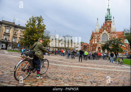 Krakow, Poland. 22nd Sep, 2018. A woman with an old bicycle arrives to take part in the Mass Mass Bicycle Ride as part of the European Day without Car at Podgorze Square. Credit: Omar Marques/SOPA Images/ZUMA Wire/Alamy Live News Stock Photo