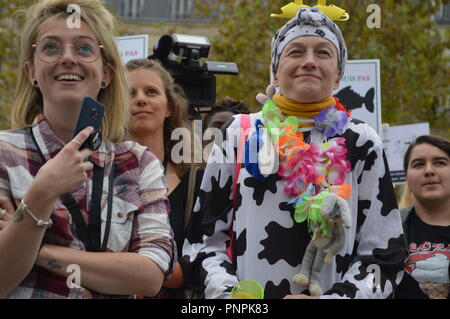 Paris, France, 22 september 2018:letters VL on the building of louis vuitton  in Paris, France Stock Photo - Alamy