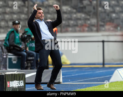 22 September 2018, Berlin: Soccer: Bundesliga, Hertha BSC vs Borussia Moenchengladbach, 4th matchday at the Olympic Stadium. Moenchengladbach head coach Dieter Hecking gesturing on the sideline. Photo: Soeren Stache/dpa - IMPORTANT NOTICE: DFL an d DFB regulations prohibit any use of photographs as image sequences and/or quasi-video. Stock Photo