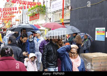 London,uk.22nd sep 2018.uk weather. People take shelter as the rain falls in central london today. Credit:Ed Brown/Alamy live news Stock Photo