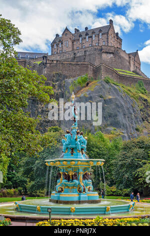 EDINBURGH SCOTLAND PRINCESS STREET GARDENS THE ROSS FOUNTAIN AND THE CASTLE ON THE HILL Stock Photo
