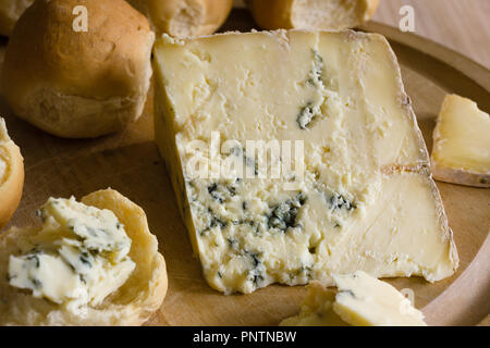 Blue Vinny a traditional cheese made in Sturminster Newton in Dorset, England, from unpasteurised skimmed milk. Served with Dorset Knobs Stock Photo