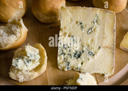 Blue Vinny a traditional cheese made in Sturminster Newton in Dorset, England, from unpasteurised skimmed milk. Served with Dorset Knobs Stock Photo