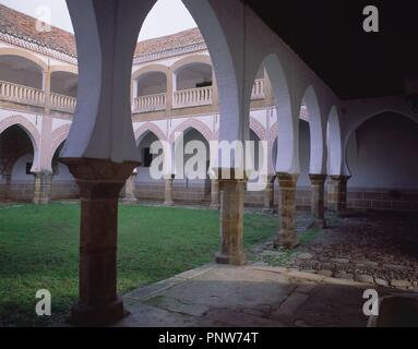 PATIO DEL PALACIO DE SOTOFERMOSO - EL PISO BAJO ES MUDEJAR DE PRINCIPIOS DEL SIGLO XV Y EL PISO ALTO ES RENACENTISTA DEL SIGLO XVI. Location: PALACIO DE SOTOFERMOSO. ABADIA. CACERES. SPAIN. Stock Photo