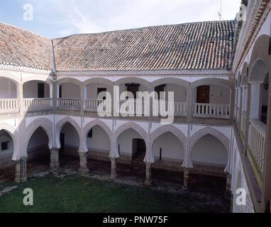 PATIO DEL PALACIO DE SOTOFERMOSO - EL PISO BAJO ES MUDEJAR DE PRINCIPIOS DEL SIGLO XV Y EL PISO ALTO ES RENACENTISTA DEL SIGLO XVI. Location: PALACIO DE SOTOFERMOSO. ABADIA. CACERES. SPAIN. Stock Photo