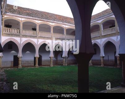 PATIO DEL PALACIO DE SOTOFERMOSO - EL PISO BAJO ES MUDEJAR DE PRINCIPIOS DEL SIGLO XV Y EL PISO ALTO ES RENACENTISTA DEL SIGLO XVI. Location: PALACIO DE SOTOFERMOSO. ABADIA. CACERES. SPAIN. Stock Photo