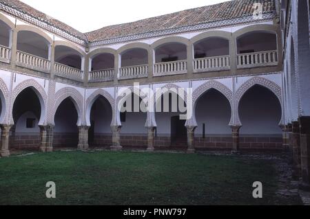 PATIO DEL PALACIO DE SOTOFERMOSO - EL PISO BAJO ES MUDEJAR DE PRINCIPIOS DEL SIGLO XV Y EL PISO ALTO ES RENACENTISTA DEL SIGLO XVI. Location: PALACIO DE SOTOFERMOSO. ABADIA. CACERES. SPAIN. Stock Photo