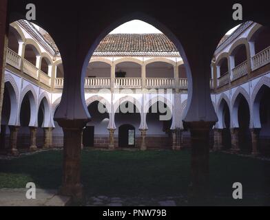 PATIO DEL PALACIO DE SOTOFERMOSO - EL PISO BAJO ES MUDEJAR DE PRINCIPIOS DEL SIGLO XV Y EL PISO ALTO ES RENACENTISTA DEL SIGLO XVI. Location: PALACIO DE SOTOFERMOSO. ABADIA. CACERES. SPAIN. Stock Photo