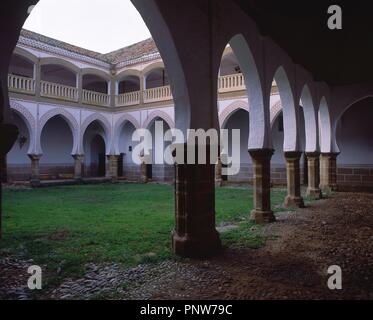 PATIO DEL PALACIO DE SOTOFERMOSO - EL PISO BAJO ES MUDEJAR DE PRINCIPIOS DEL SIGLO XV Y EL PISO ALTO ES RENACENTISTA DEL SIGLO XVI. Location: PALACIO DE SOTOFERMOSO. ABADIA. CACERES. SPAIN. Stock Photo