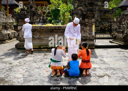 Worshippers at the Pura Tirta Empul temple in Bali, Indonesia Stock Photo