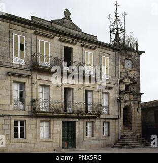 GALICIA. RIBADAVIA. Vista general del edificio del ANTIGUO AYUNTAMIENTO, con la Torre adosada a uno de sus lados, del siglo XVI. Se encuentra en la PLAZA MAYOR de la localidad. Provincia de Ourense. España. Stock Photo