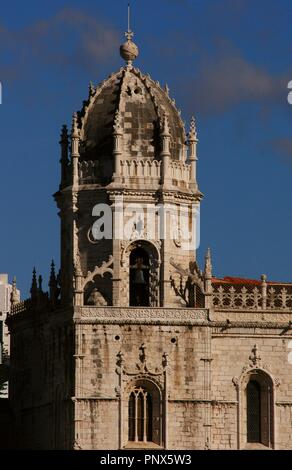 ARTE GOTICO-TARDIO. ESTILO MANUELINO. PORTUGAL. MONASTERIO DE LOS JERONIMOS (s. XVI). Fue mandado construir por el rey DON MANUEL I 'El Afortunado' siendo el director del proyecto, desde 1502 a 1516, BOYTAC. A éste le sucedió desde 1517 hasta 1521, J. CASTILLO. En 1983 fue declarado Patrimonio de la Humanidad por la UNESCO. Vista parcial de la fachada. LISBOA. Stock Photo