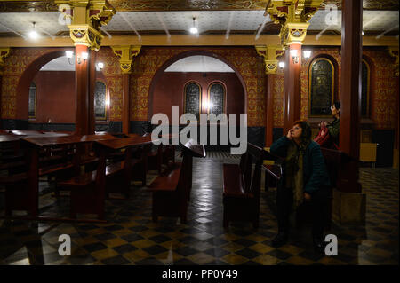 Krakow, Poland. 22nd Sep, 2018. A woman seen at the Temple Synagogue at Kazimierz, Krakow's historic Jewish quarter during the Night of the Temples.The Night of the Temples is organized as part of the celebration of the Day against Religious Intolerance and Islamophobia, the International Day of Peace and the Day of Prayer for Peace. Religious temples of various denominations in Warsaw, Poznan, Krakow, Gdansk and Lodz prepared lectures, discussions and concerts for the guests. Credit: Omar Marques/SOPA Images/ZUMA Wire/Alamy Live News Stock Photo