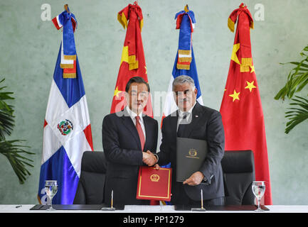 Santo Domingo, Dominican Republic. 21st Sep, 2018. Chinese State Councilor and Foreign Minister Wang Yi (L) shakes hands with Dominican Foreign Minister Miguel Vargas during a document signing ceremony in Santo Domingo, the Dominican Republic, Sept. 21, 2018. Wang Yi and Miguel Vargas on Friday signed a memorandum of understanding on establishing the mechanism of political consultations between the foreign ministries of the two countries. Credit: Xin Yuewei/Xinhua/Alamy Live News Stock Photo