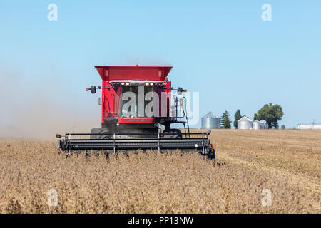 Des Moines County, Iowa, USA. 23rd September, 2018. Iowa farmers in Des Moines County, Iowa began harvesting soybeans as prices continue to decline. Soybeans closed at $8.50 USD this week as the US trade war with China shows no end in sight. Credit: Keith Turrill/Alamy Live News Stock Photo