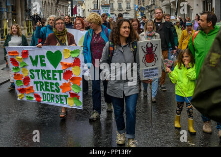 London, UK. 22 September 2018. 22nd Sep, 2018. Several thousands march through London on The Peoples Walk for Wildlife set up by naturalist and broadcaster Chris Packham to support the People's Manifesto for Wildlife drawn up by him with the aid of 17 independent experts and scientists aimed at halting the drastic decline in British wildlife. The even was supported by many NGOs, schools and environmental activists.  Credit: Peter Marshall/IMAGESLIVE/ZUMA Wire/Alamy Live News Credit: ZUMA Press, Inc./Alamy Live News Stock Photo