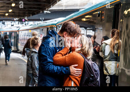Paddington Railway Station, London, UK weather. 23rd September 2018. Lovers say an emotional goodbye on platform one.  Credit: Richard Wayman/Alamy Live News Stock Photo