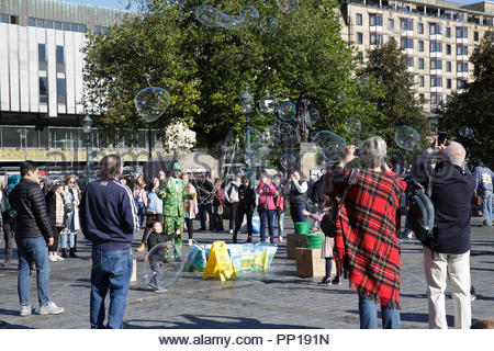Edinburgh, UK. 23rd September, 2018. Street Performer on the Mound Edinburgh on a sunny Sunday, entertaining  families and children with giant soap bubbles blowing in the wind. Credit: Craig Brown/Alamy Live News. Stock Photo