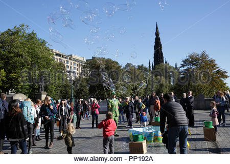 Edinburgh, UK. 23rd September, 2018. Street Performer on the Mound Edinburgh on a sunny Sunday, entertaining  families and children with giant soap bubbles blowing in the wind. Credit: Craig Brown/Alamy Live News. Stock Photo