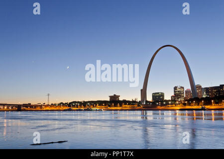 EAST ST. LOUIS, IL - OCTOBER 7: Venus and two-day-old crescent moon in conjuction over downtown St. Louis on 2013 Oct. 7. Stock Photo