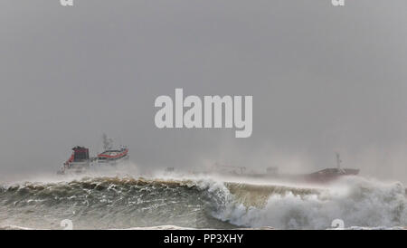 Myrtleville, Cork, Ireland. 21st October, 2017 Oil tanker FMT BERGAMA riding out Storm Brian while anchored off Myrtleville in Co. Cork, Ireland. Stock Photo