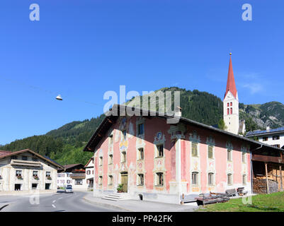 Holzgau: church, historic house Bürgerhaus (red), Lechtal Valley, Tirol, Tyrol, Austria Stock Photo