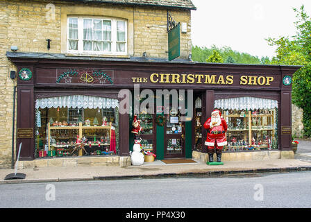 Year-round Christmas shop in Edinburgh Old Town Stock Photo: 19333576