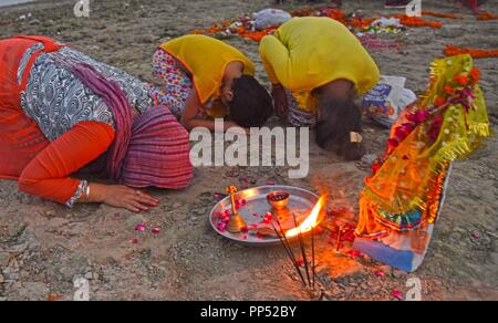 Allahabad, Uttar Pradesh, India. 23rd Sep, 2018. September 23, 2018 - Allahabad, Uttar Pradesh/India: Devotees offer prayer before immerse Ganesha idol into a pond near River Ganga on the 11th day of Ganpati festival, in Allahabad. Credit: Prabhat Kumar Verma/ZUMA Wire/Alamy Live News Stock Photo