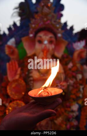 Allahabad, Uttar Pradesh, India. 23rd Sep, 2018. September 23, 2018 - Allahabad, Uttar Pradesh/India: Devotees offer prayer before immerse Ganesha idol into a pond near River Ganga on the 11th day of Ganpati festival, in Allahabad. Credit: Prabhat Kumar Verma/ZUMA Wire/Alamy Live News Stock Photo