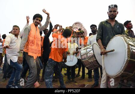 Allahabad, Uttar Pradesh, India. 23rd Sep, 2018. September 23, 2018 - Allahabad, Uttar Pradesh/India: Devotees dancing during carry Ganesha idols for immersion into a pond near River Ganga on the 11th day of Ganpati festival, in Allahabad. Credit: Prabhat Kumar Verma/ZUMA Wire/Alamy Live News Stock Photo