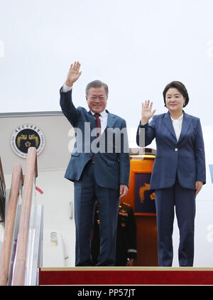 Inter-Korean Summit, Sep 20, 2018 : South Korean President Moon Jae-In and first lady Kim Jung-Sook arrive at the Seoul Airport in Seongnam, south of Seoul, South Korea from North Korea after inter-Korean summit with North Korean leader Kim Jong-Un from Sep 18-20. Picture taken on Sep 20, 2018. EDITORIAL USE ONLY (Mandatory Credit: Pyeongyang Press Corps/Pool/AFLO) (SOUTH KOREA) Stock Photo