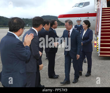 Inter-Korean Summit, Sep 20, 2018 : South Korean President Moon Jae-In and first lady Kim Jung-Sook arrive at the Seoul Airport in Seongnam, south of Seoul, South Korea from North Korea after inter-Korean summit with North Korean leader Kim Jong-Un from Sep 18-20. Picture taken on Sep 20, 2018. EDITORIAL USE ONLY (Mandatory Credit: Pyeongyang Press Corps/Pool/AFLO) (SOUTH KOREA) Stock Photo
