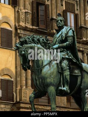 ESTATUA ECUESTRE DE COSME I DE MEDICIS EN LA PLAZA DE LA SEÑORIA - 1594 - MANIERISMO ITALIANO. Author: BOLONIA JUAN DE. Location: EXTERIOR. Florenz. ITALIA. Stock Photo