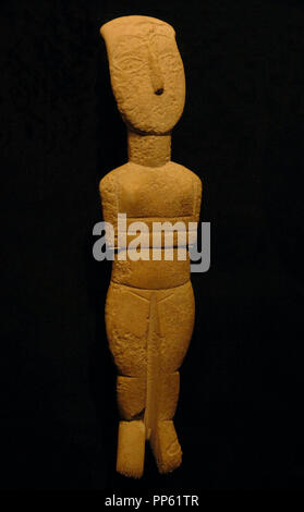 Cycladic Culture. Female figurine of the Spedos variety. Early Cycladic II. Syros Phase. 2800 BC-2300 BC. Marble. Early Bronze Age. Dimensions: H: 35.5 cm. Object provenance from Naxos (?). The eyes, eyebrows, mouth and hair appear to have been modelled in low relief. Museum of Cycladic Art. Athens, Greece. Stock Photo