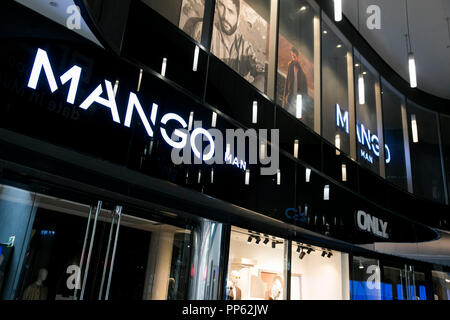 A logo sign outside of a Van Cleef & Arpels retail store in Munich,  Germany, on September 2, 2018 Stock Photo - Alamy