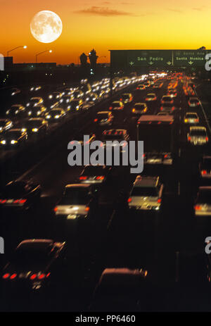 1992 HISTORICAL BUSY ROAD TRAFFIC ROUTE 101 HARBOR FREEWAY LOS ANGELES CALIFORNIA USA Stock Photo