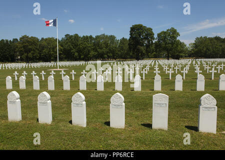 Graves of French soldiers fallen during the First World War at the Suippes National Cemetery (Nécropole nationale de la Ferme de Suippes) near Suippes in Marne region in north-eastern France. Graves of Muslim and Jewish soldiers served in the French Army are seen in the foreground. Over 8,000 French soldiers fallen in 1914-1918 during the First World War are buried at the cemetery. Stock Photo