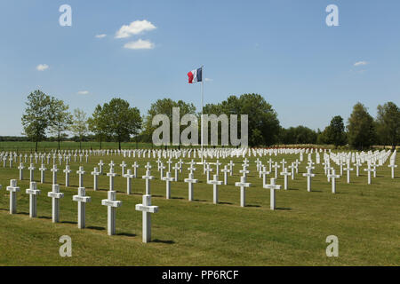 Graves of French soldiers fallen during World War II at the Suippes National Cemetery (Nécropole nationale de la Ferme de Suippes) near Suippes in Marne region in north-eastern France. Over 1,900 French soldiers fallen in June 1940 during World War II are buried at the cemetery. Stock Photo