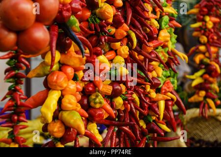 pimientos picantes y tomates, mercado al aire libre,Porreres, Llucmajor, Mallorca,Islas Baleares, Spain. Stock Photo