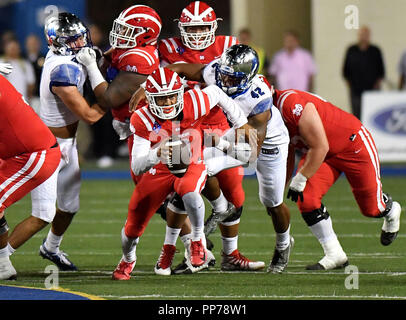 Santa Ana, CA. 21st Sep, 2018. Mater Dei Monarchs quarterback Bryce Young #9 runs in the second half of the Prep Football game Mater Dei High School vs. IMG Academy Ascenders, in Santa Ana, California.Photo © Louis Lopez /Modern Exposure/Cal Sport Media/Alamy Live News Stock Photo